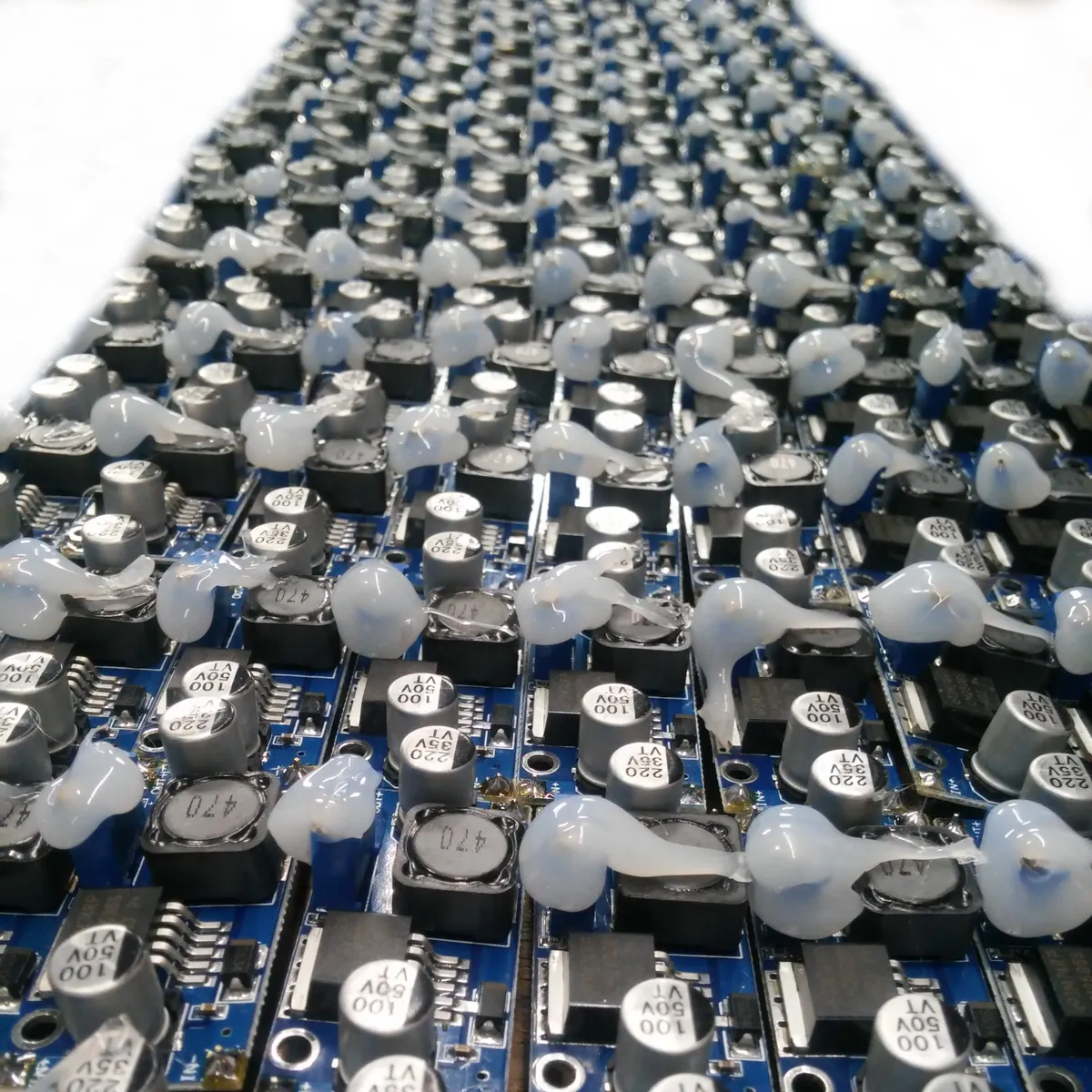 Placas con módulos de potencia en producción